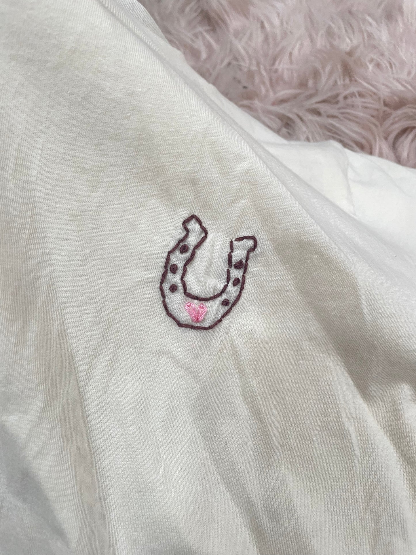 STITCH, Horseshoe Off White Tee